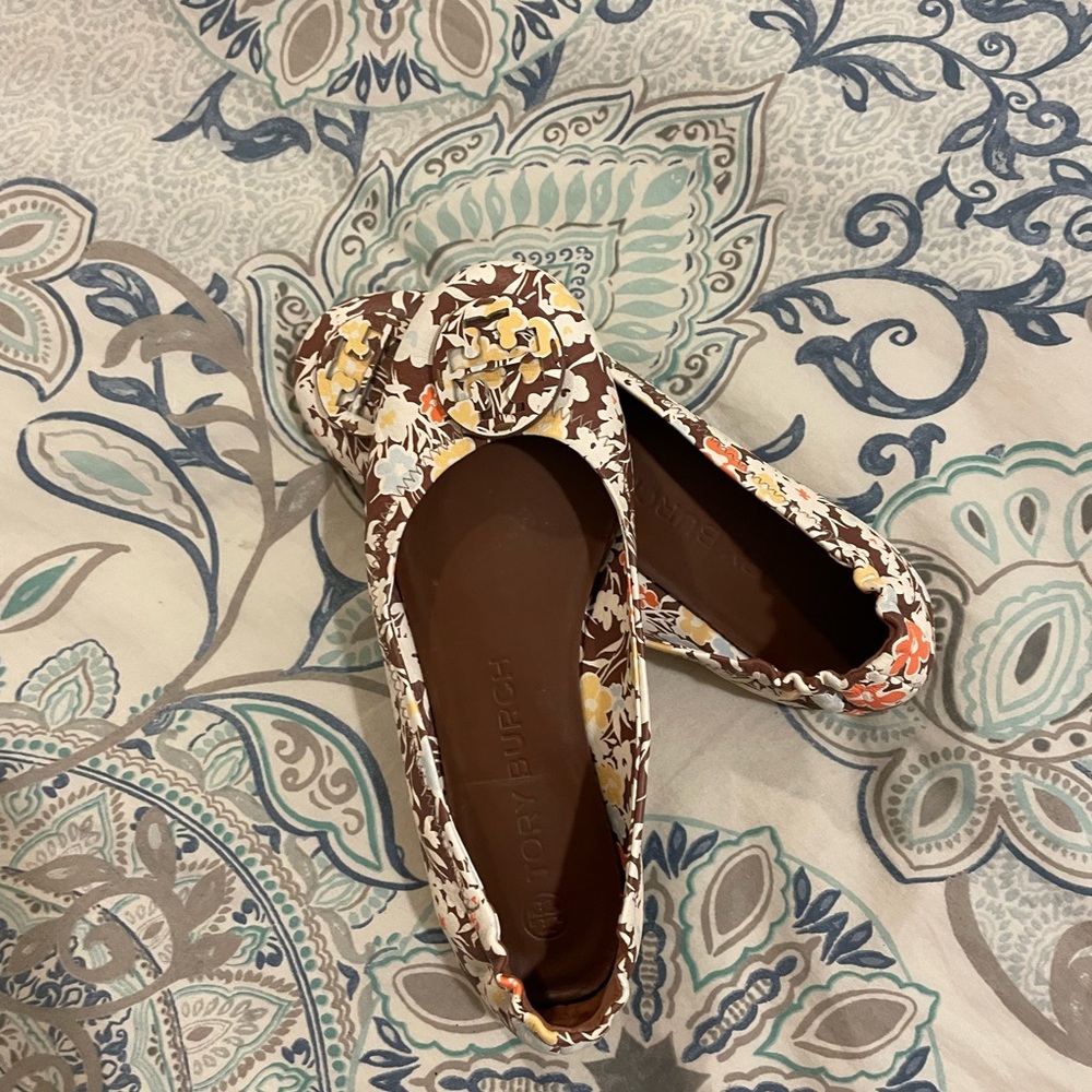 EUC Tory Burch Brown and Orange Floral Flats